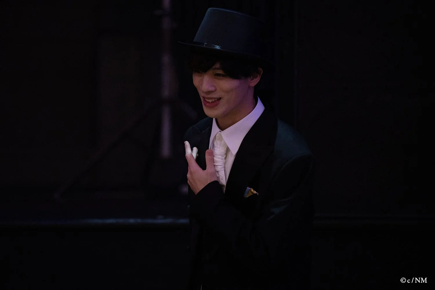 ステージ上で微笑む男性キャスト