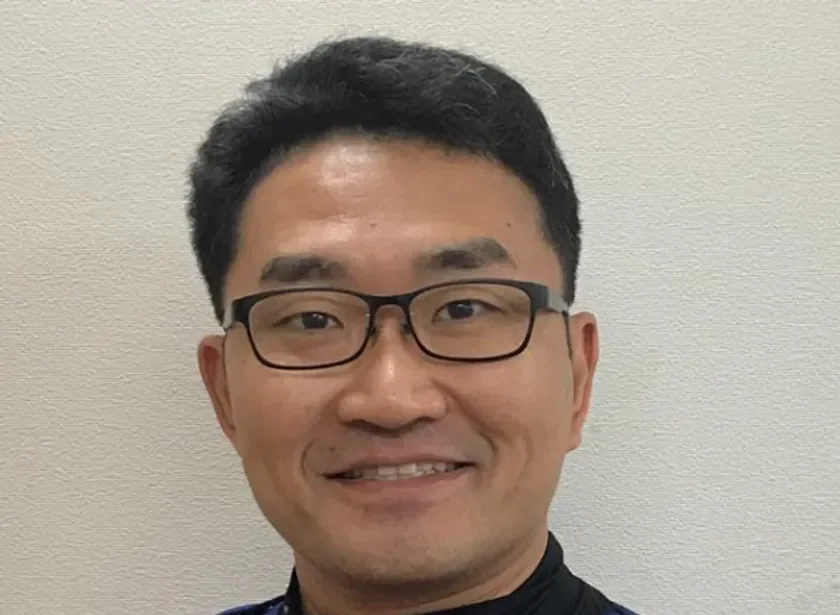 眼鏡をかけた笑顔の男性