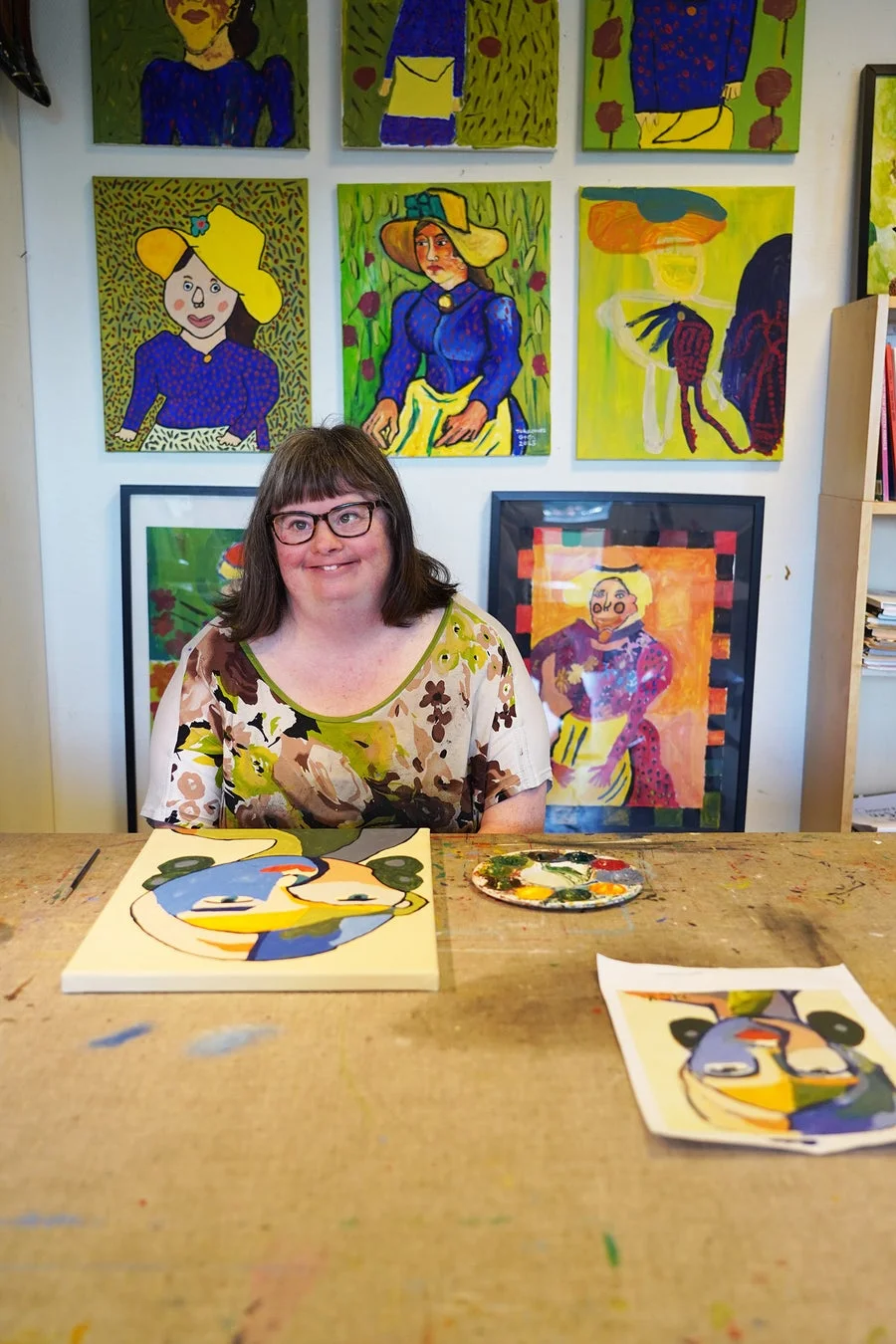 女性アーティストと絵画