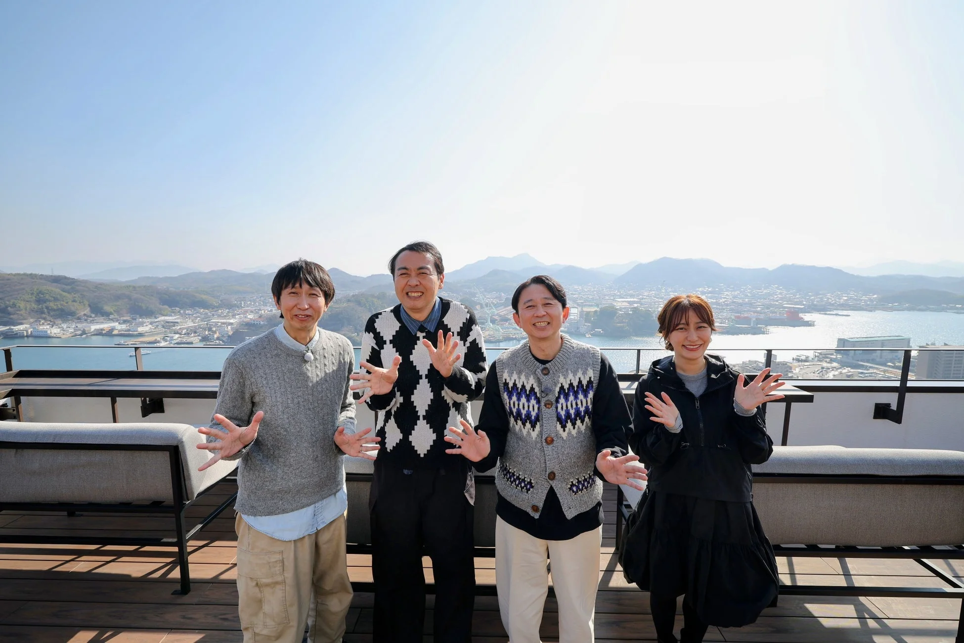 屋上から尾道の街並みを眺める有吉弘行さんたち