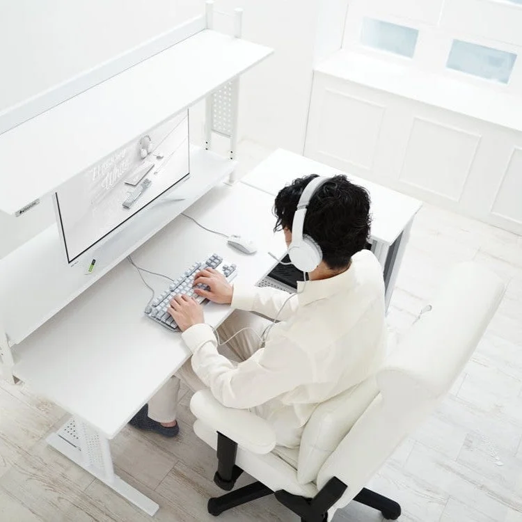 白い部屋で作業する男性