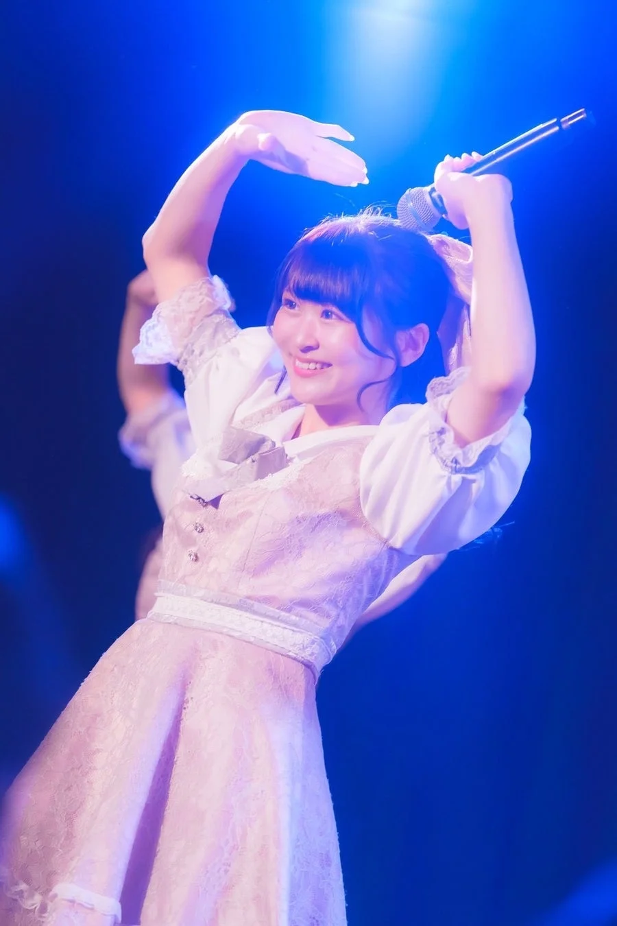 ステージで歌唱するLuna Amourのメンバー