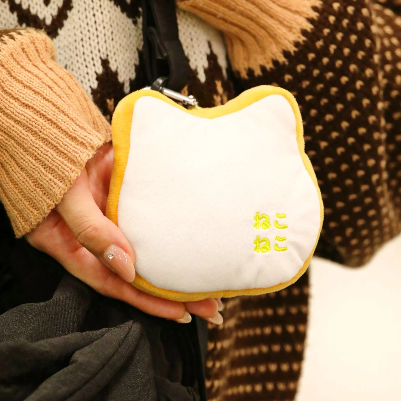 オンライン限定のねこねこ食パンカラビナ付きポーチ