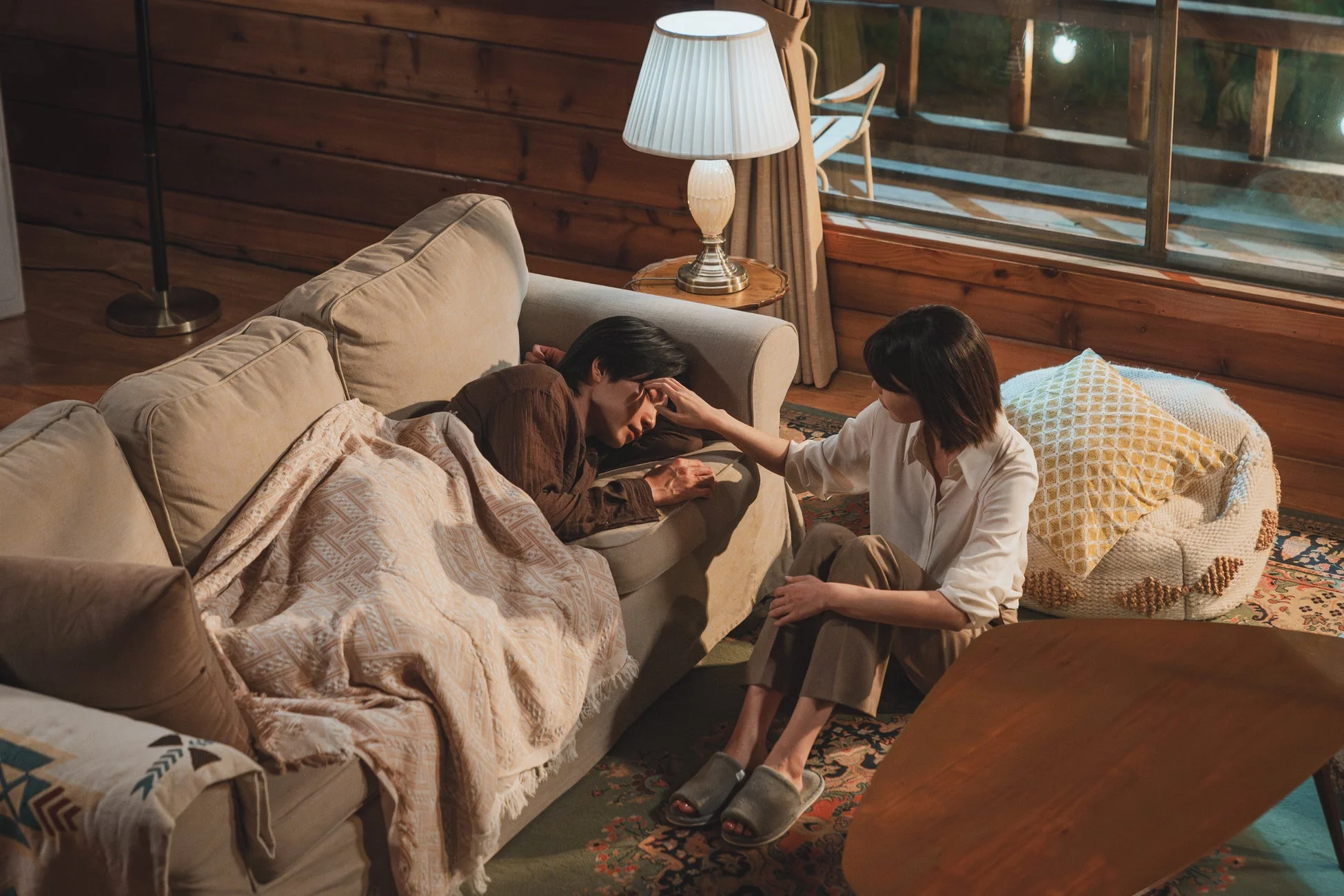 ソファで寄り添うカップル