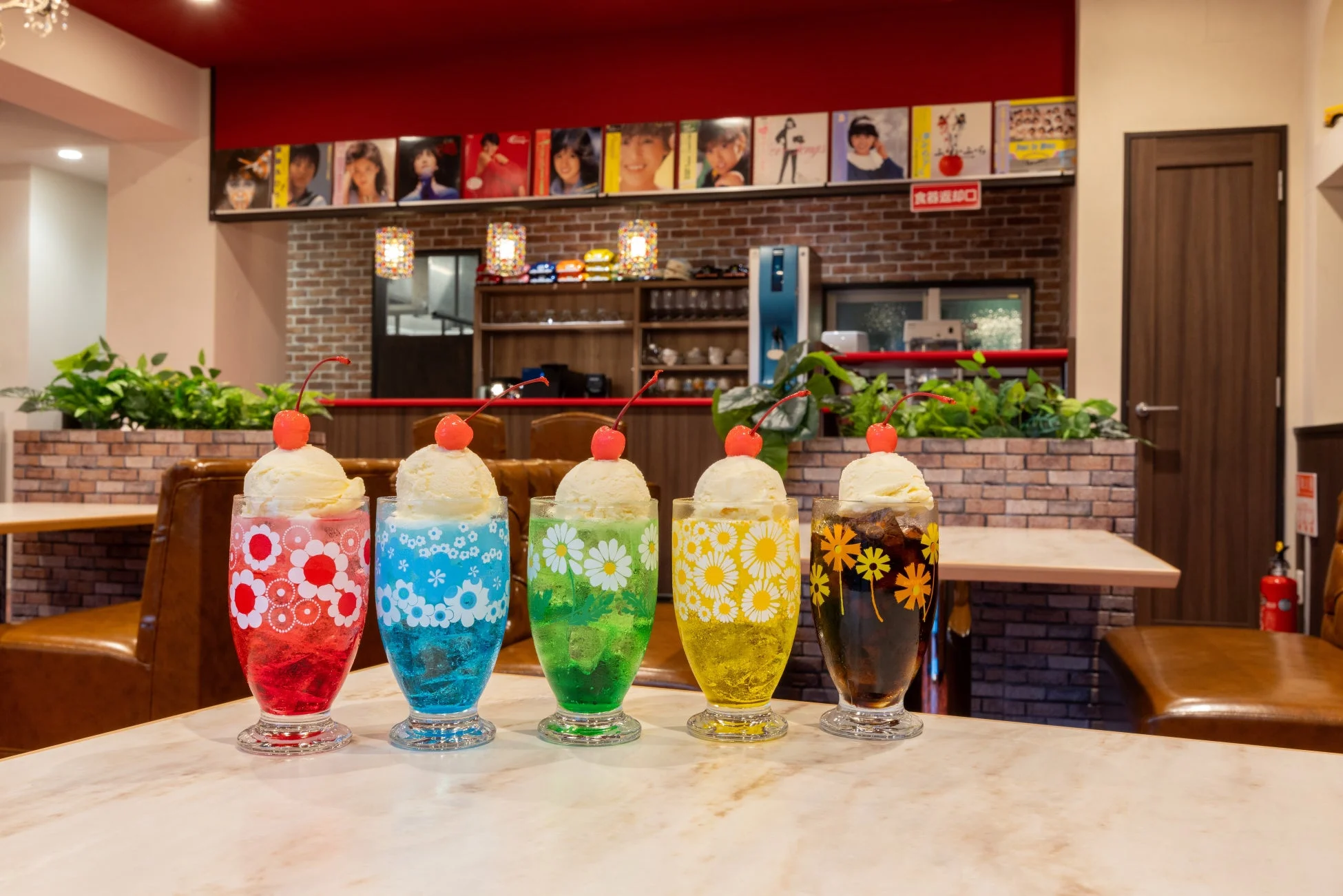 展望レトロ喫茶 桃山館のカラフルなクリームソーダ