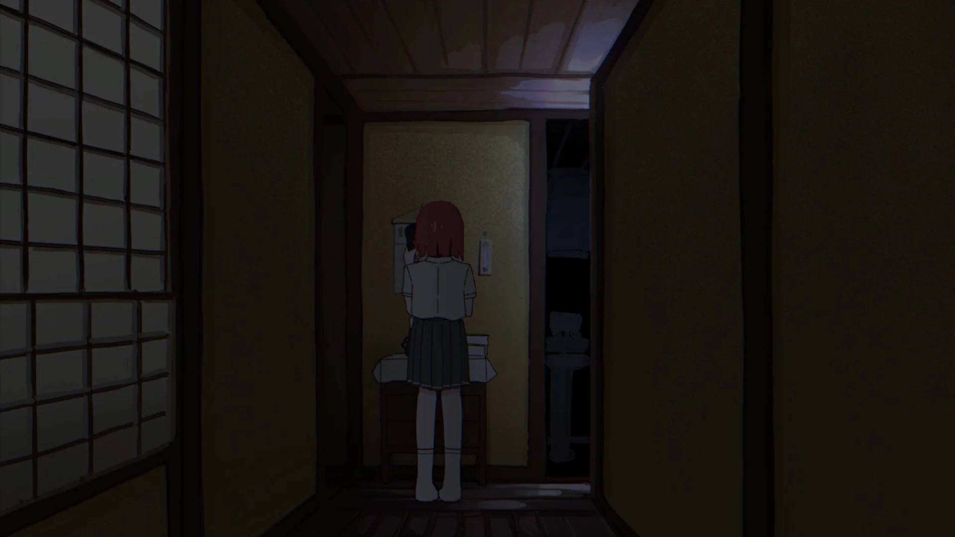 暗い日本家屋の廊下に立つ制服姿の少女の後ろ姿が描かれています
