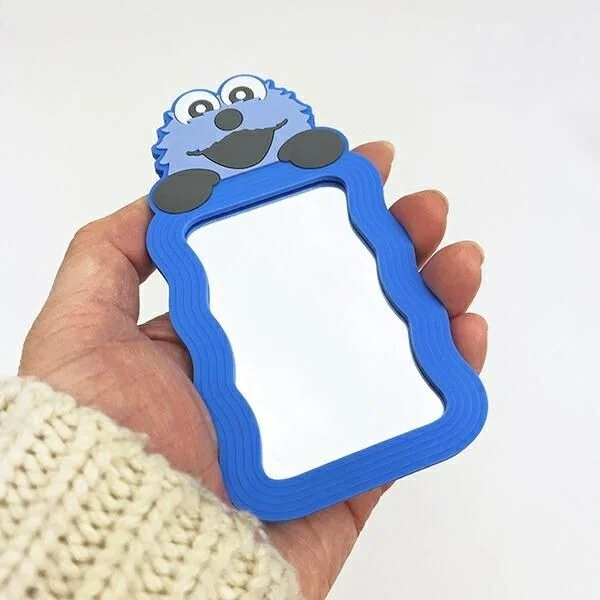 ミラーを持つ手