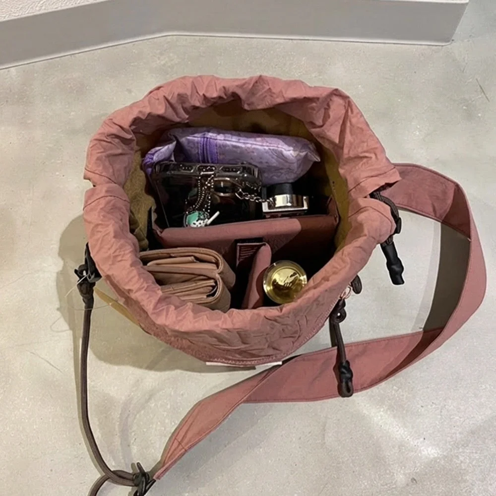 淡いピンク色の巾着型ショルダーバッグの中身