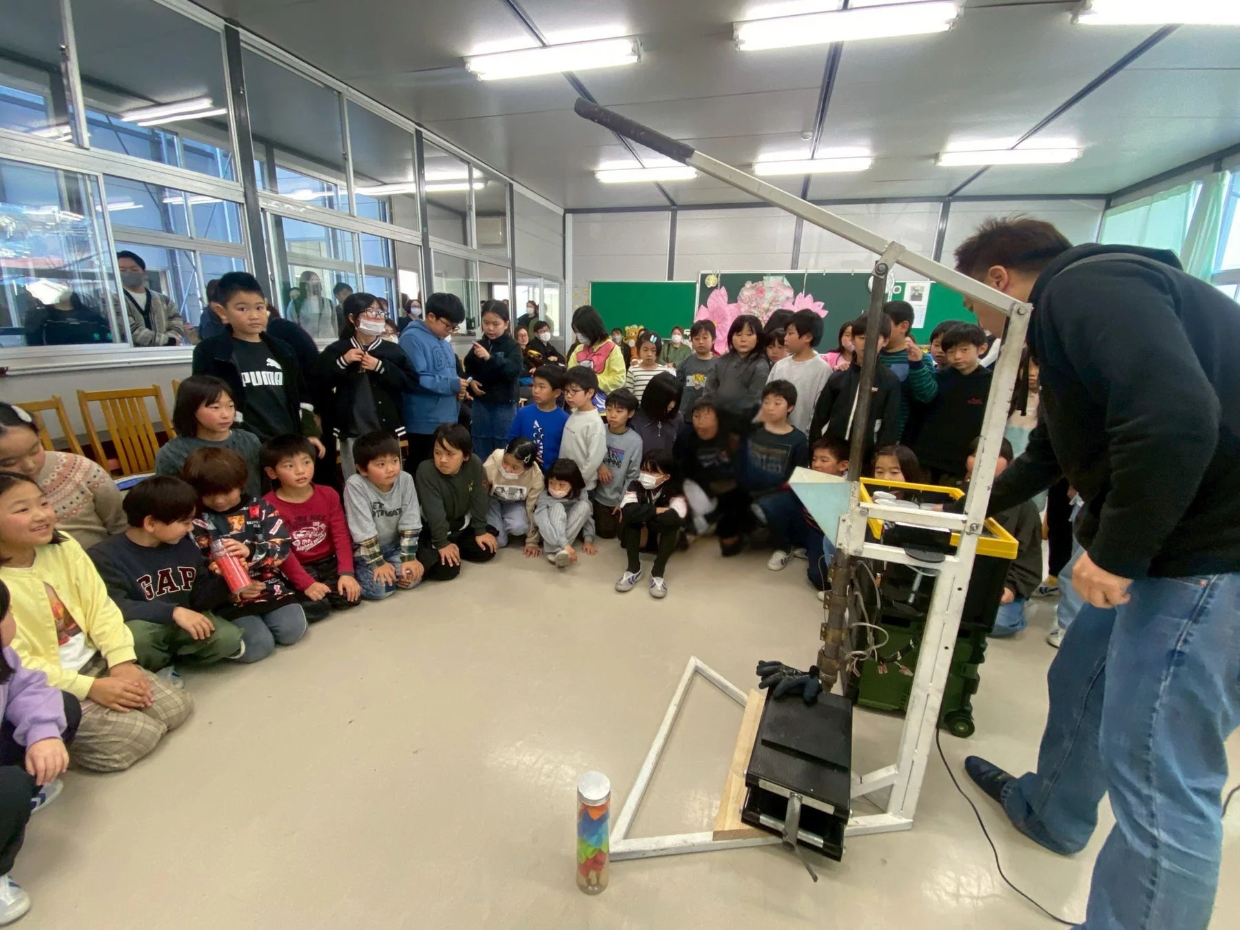 デモンストレーションを見る児童たち