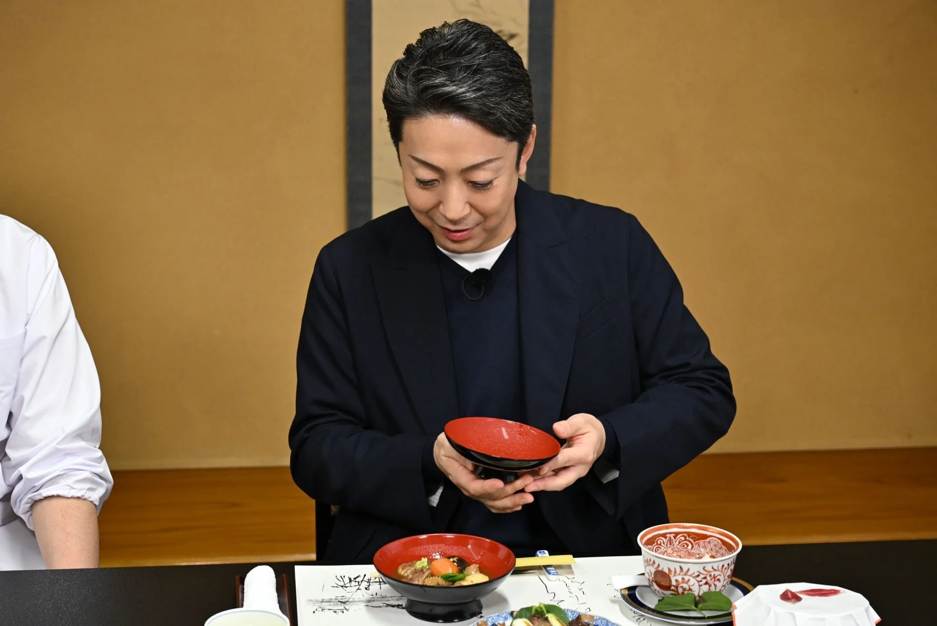 尾上菊五郎さんが食事をしている様子