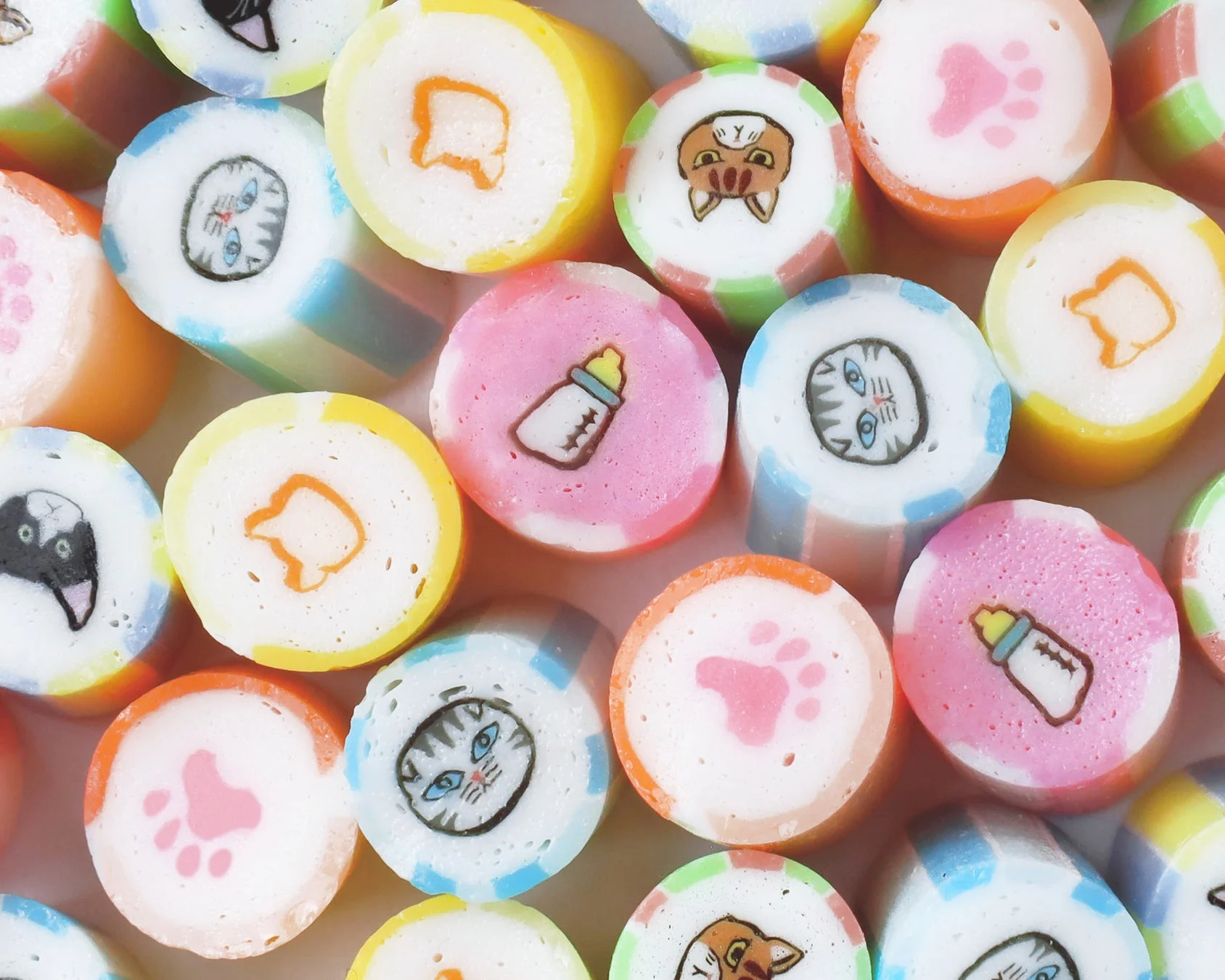 カラフルな金太郎飴が多数並べられたクローズアップ画像です。