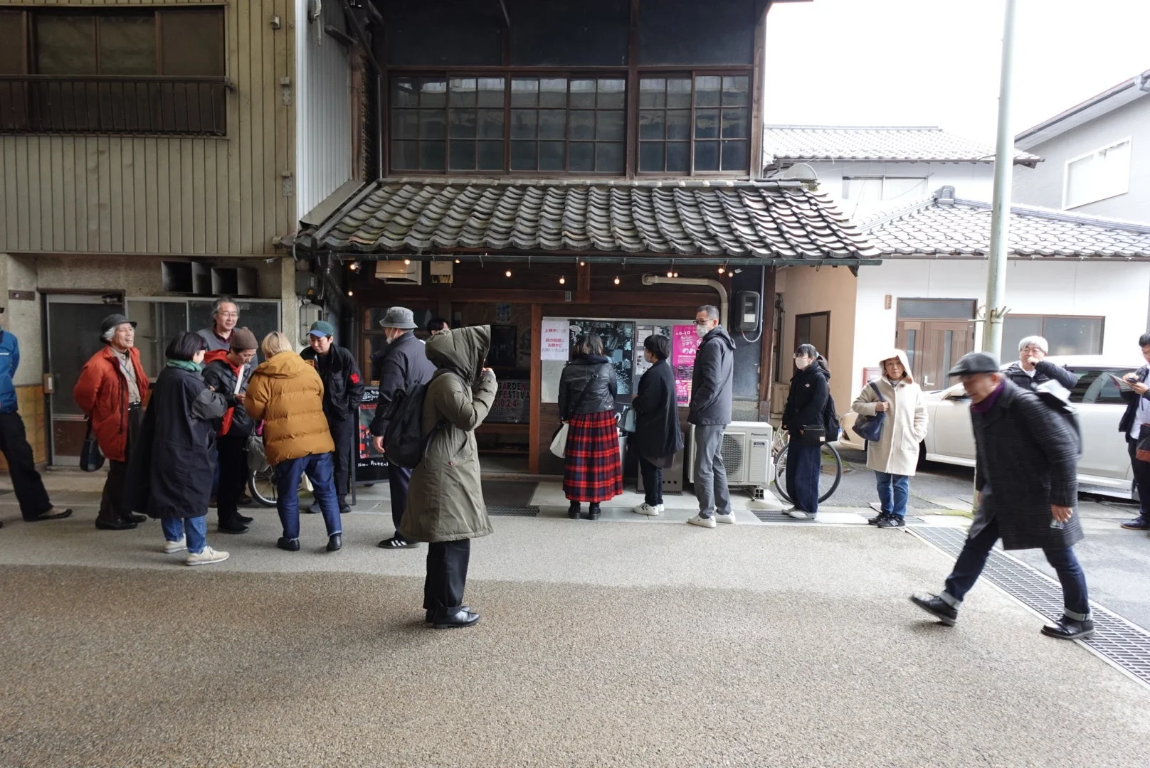 人々が集まる街並み