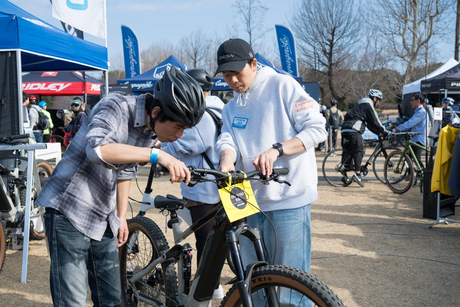 自転車を熱心に見る来場者