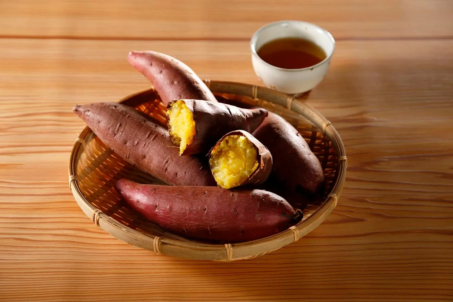 さつまいもと湯気の立つお茶