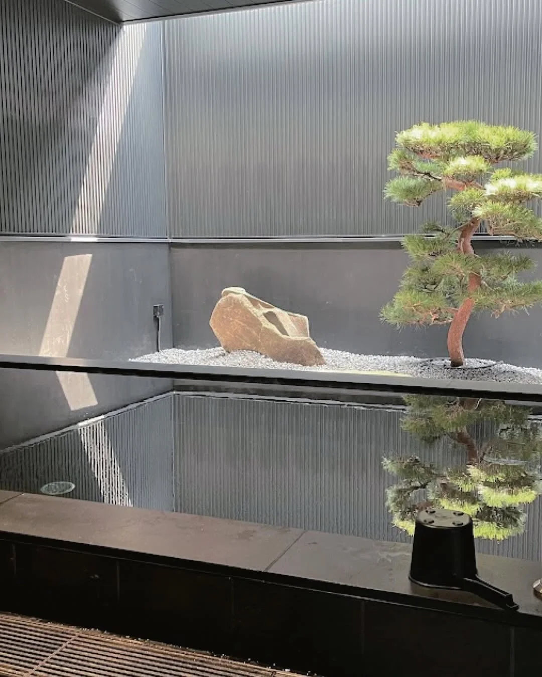 京町湯屋 SOKOTOTOの露天風呂と庭園