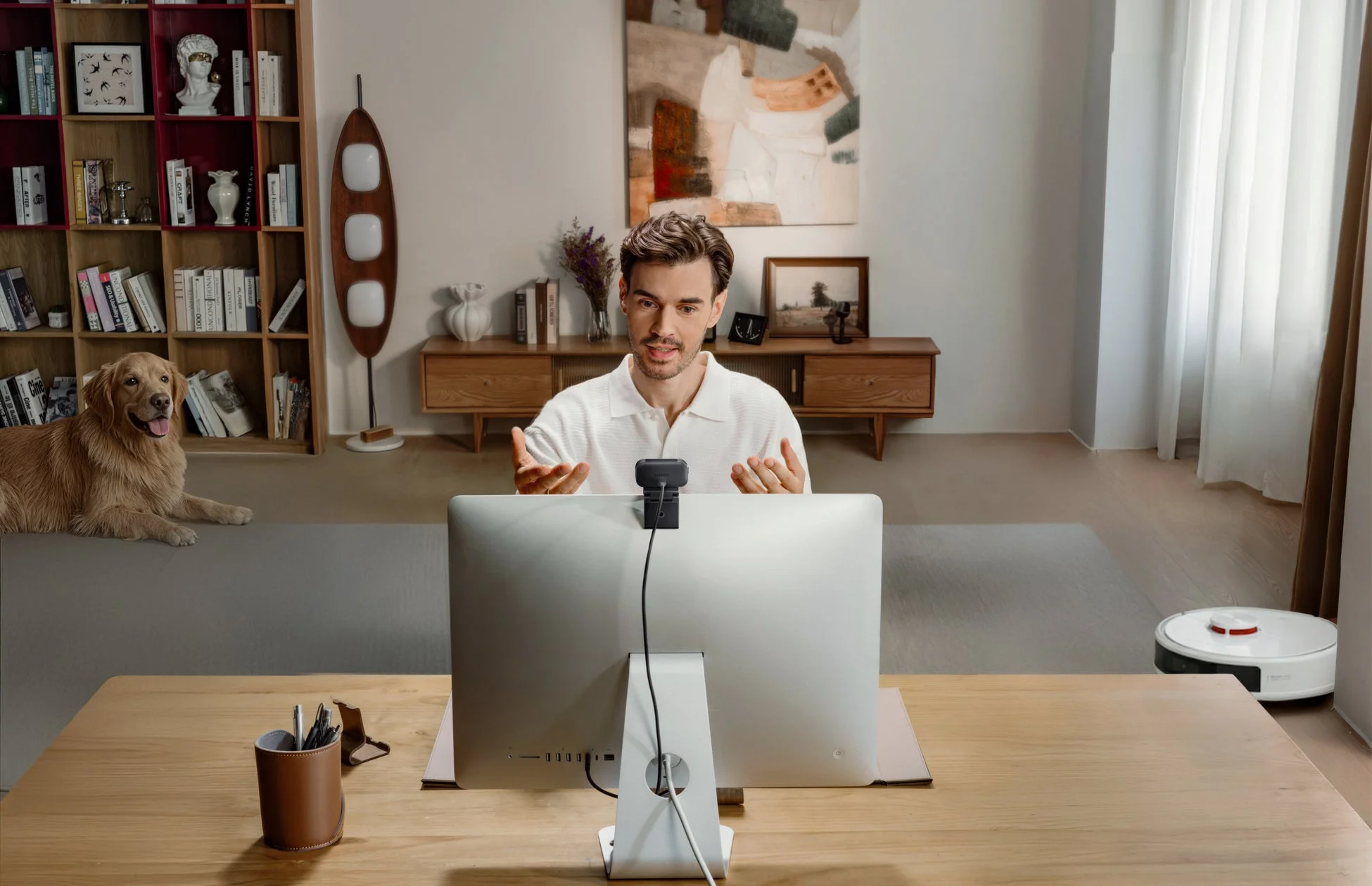 自宅でウェブカメラを使用する男性と犬