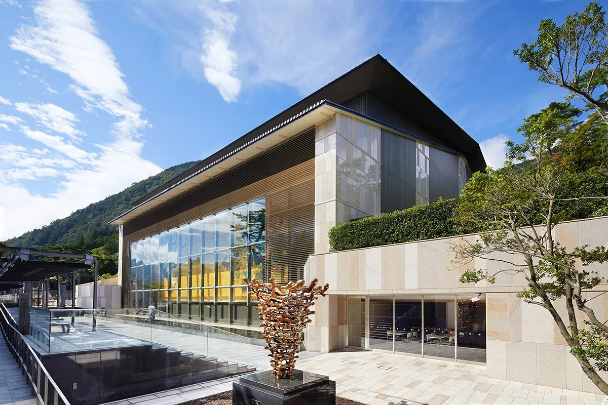 岡田美術館のモダンな建物と屋外彫刻