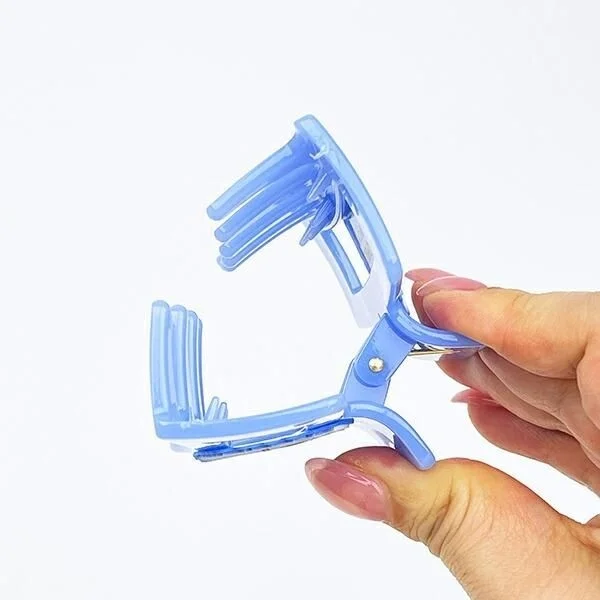 クリップを持つ手