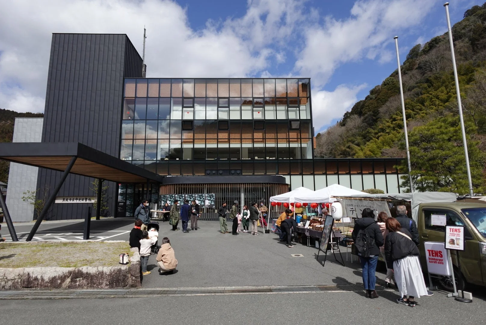 図書館前のマルシェ