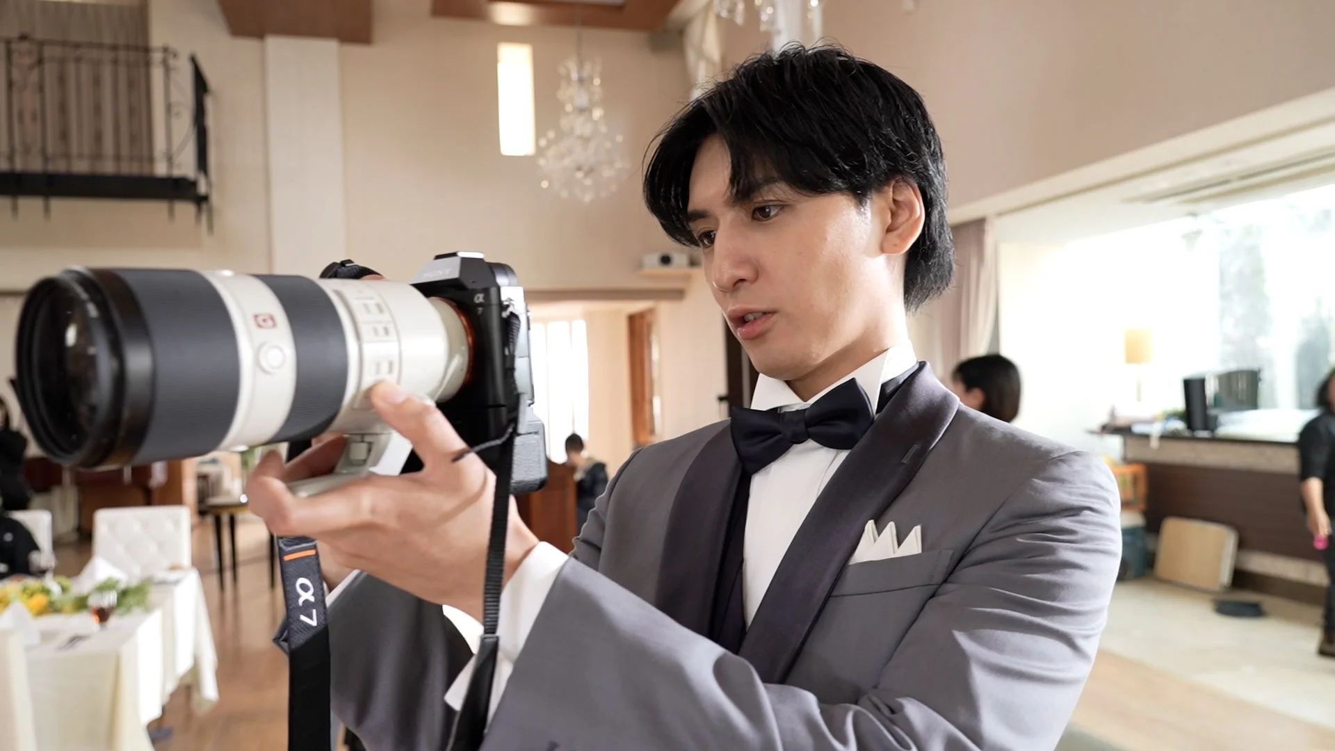 カメラを構える七五三掛龍也