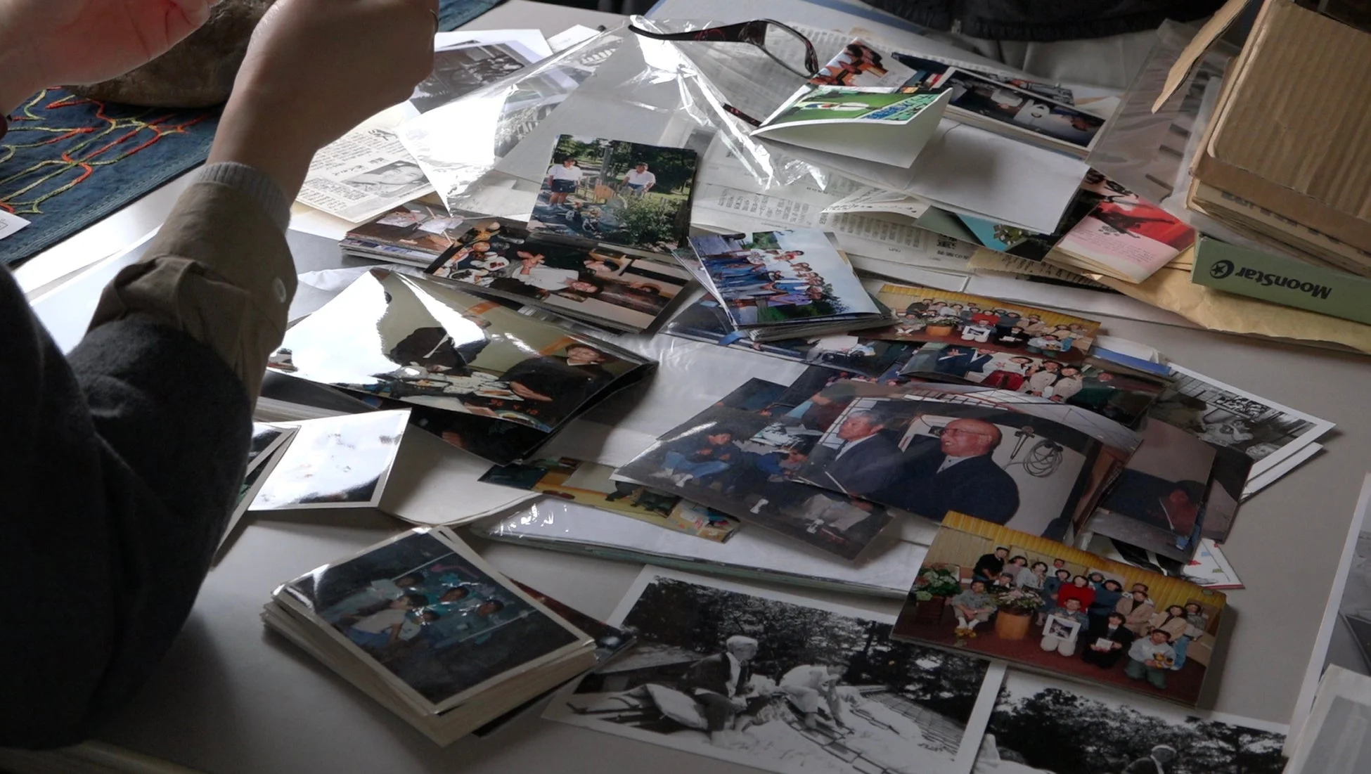 机の上に散らばる古い写真