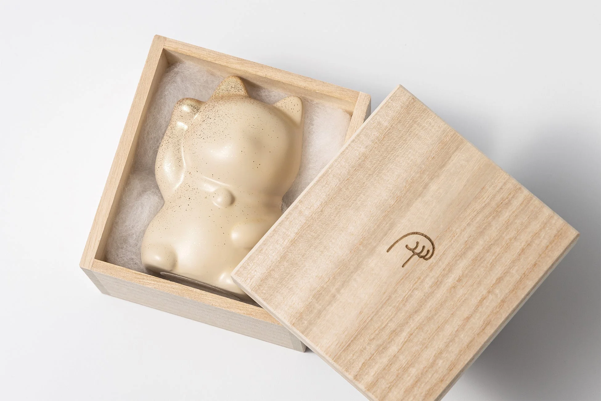 霧箱に入った招き猫