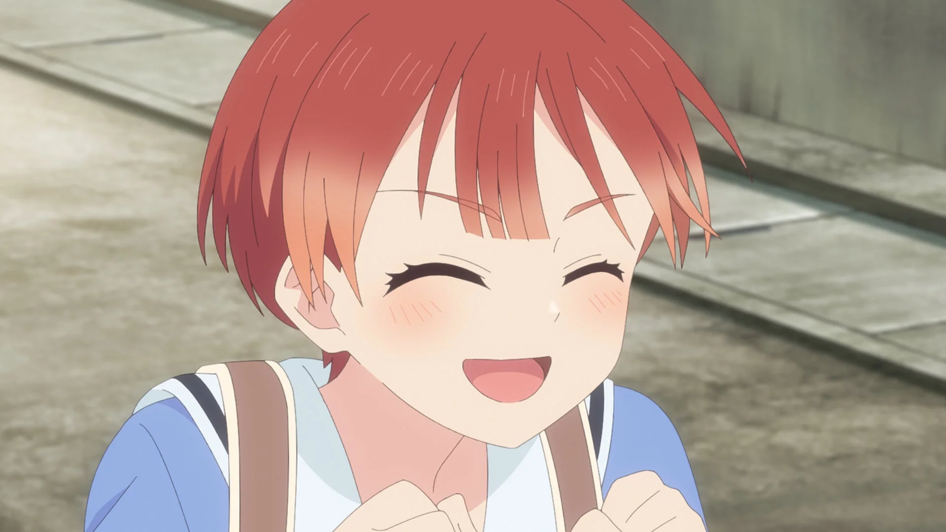 短い赤毛の少女の笑顔