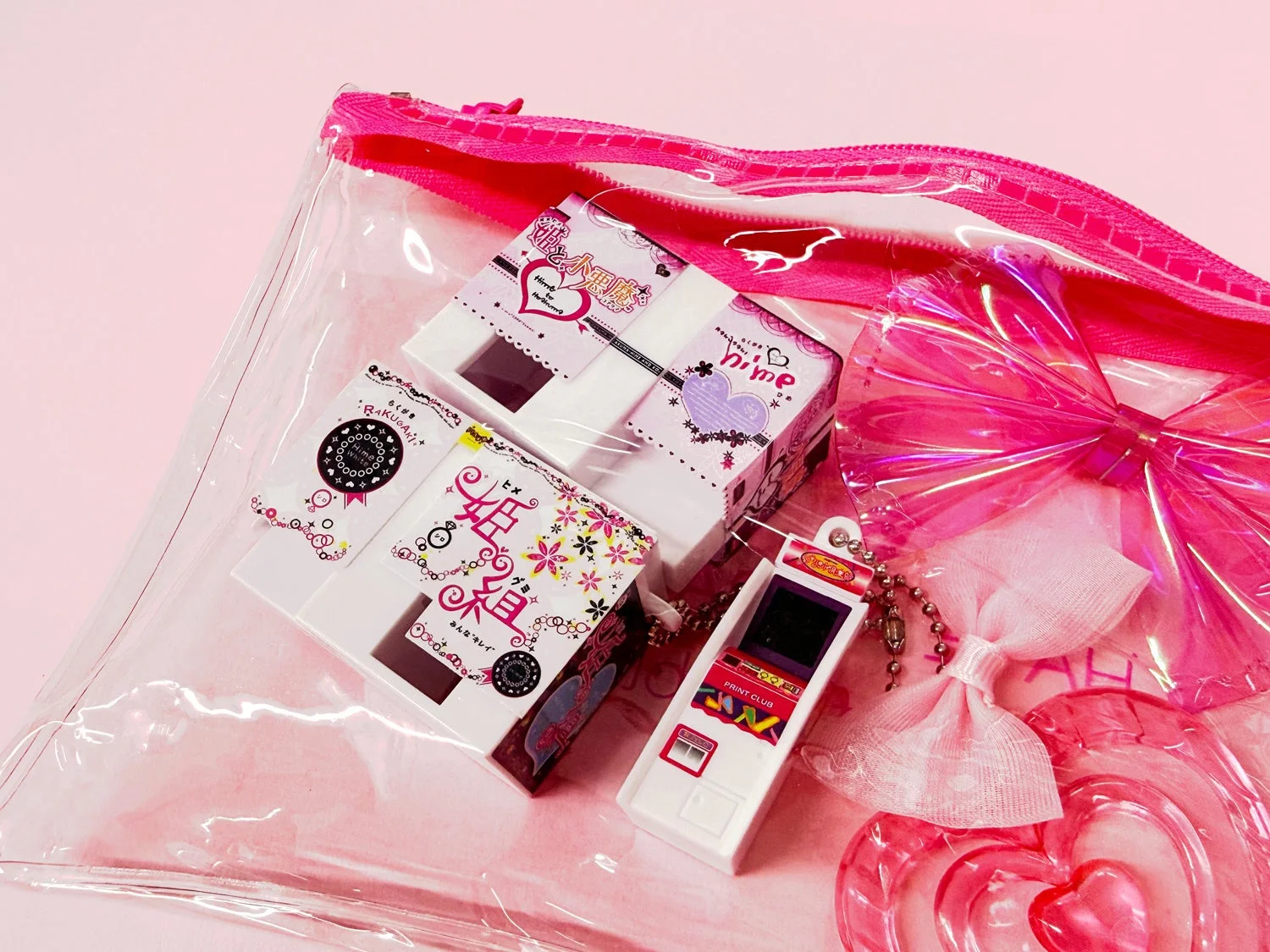 透明ポーチに収納されたミニチュアチャーム