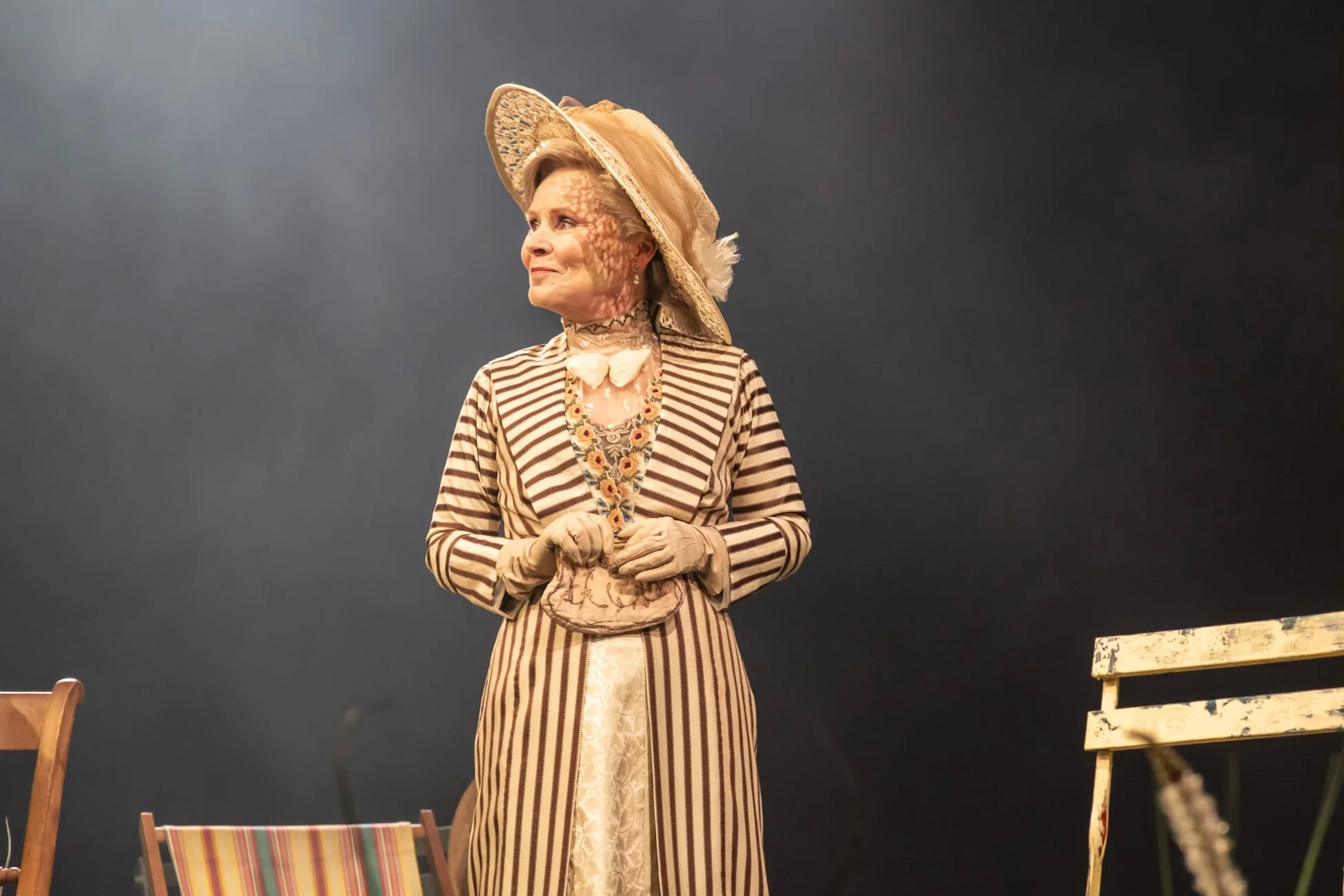 ウォレン夫人役のイメルダ・スタウントン