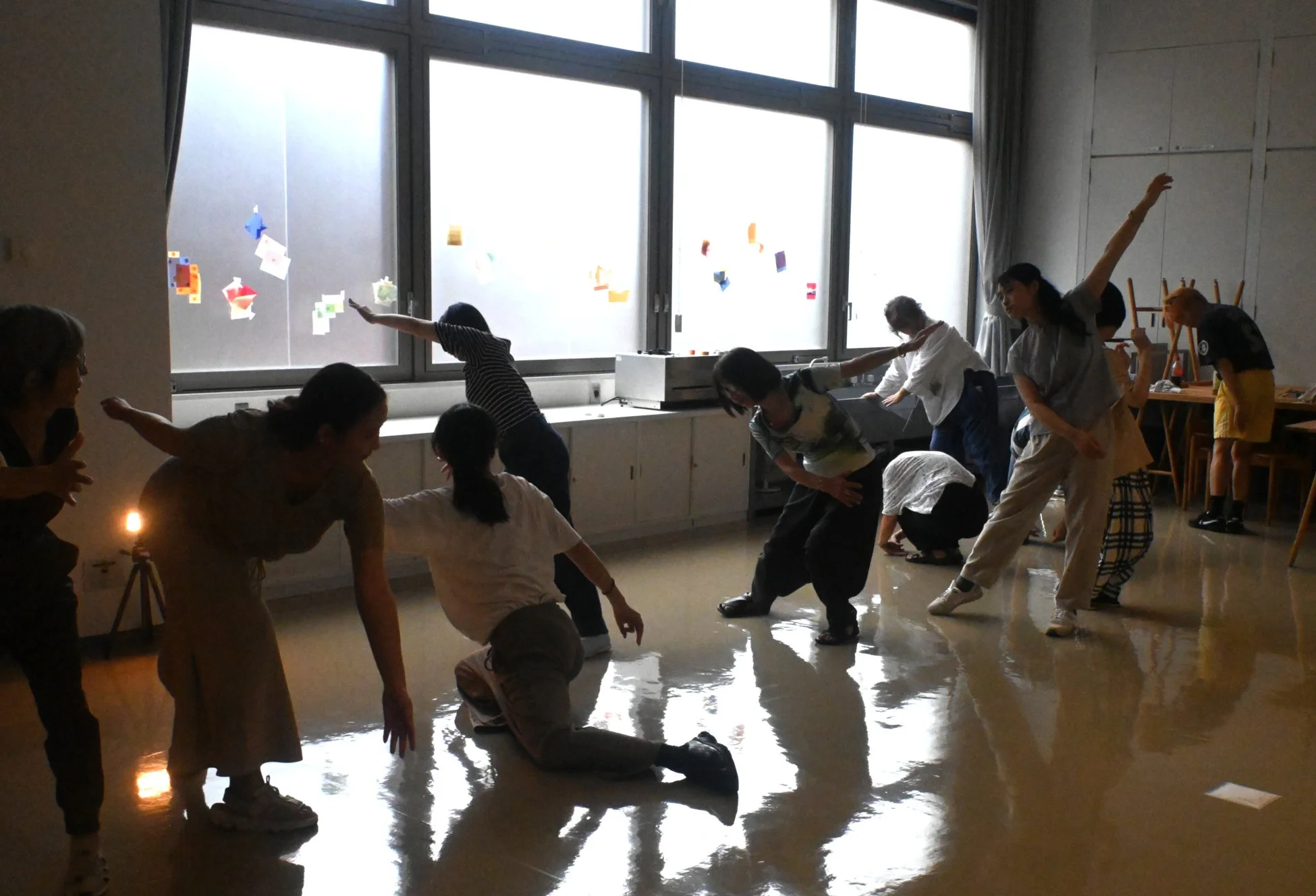 ワークショップで身体表現をする人々