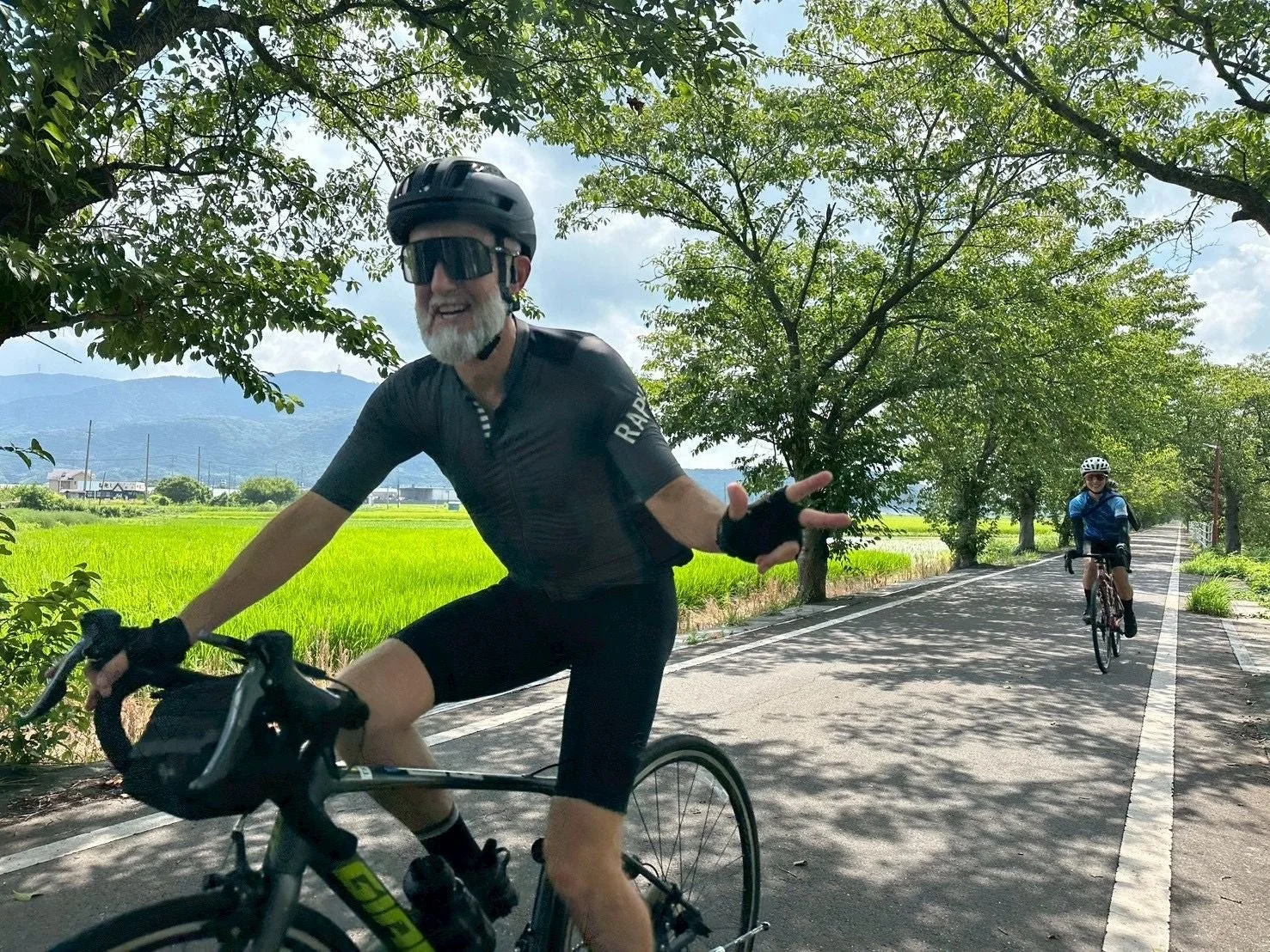 田園地帯をサイクリングする2人のサイクリスト