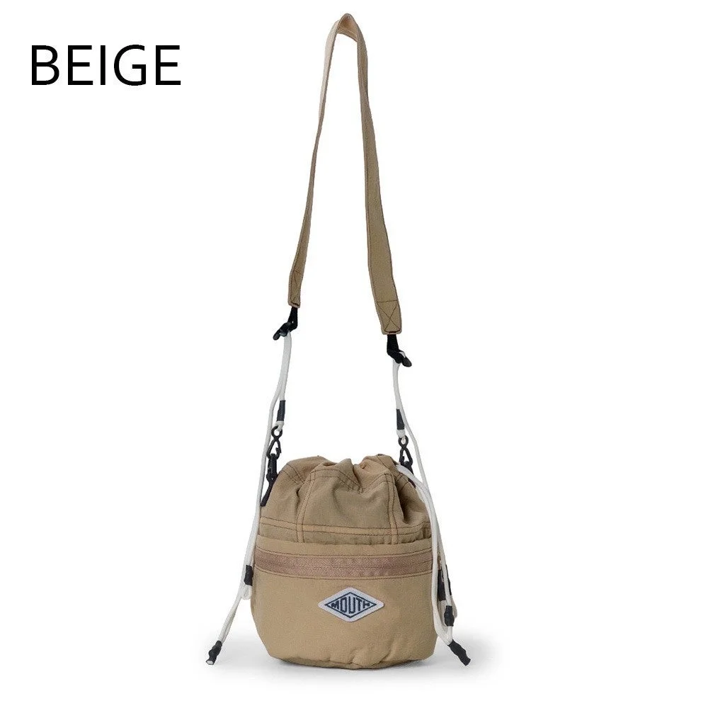 ベージュ色の巾着型バケットバッグ