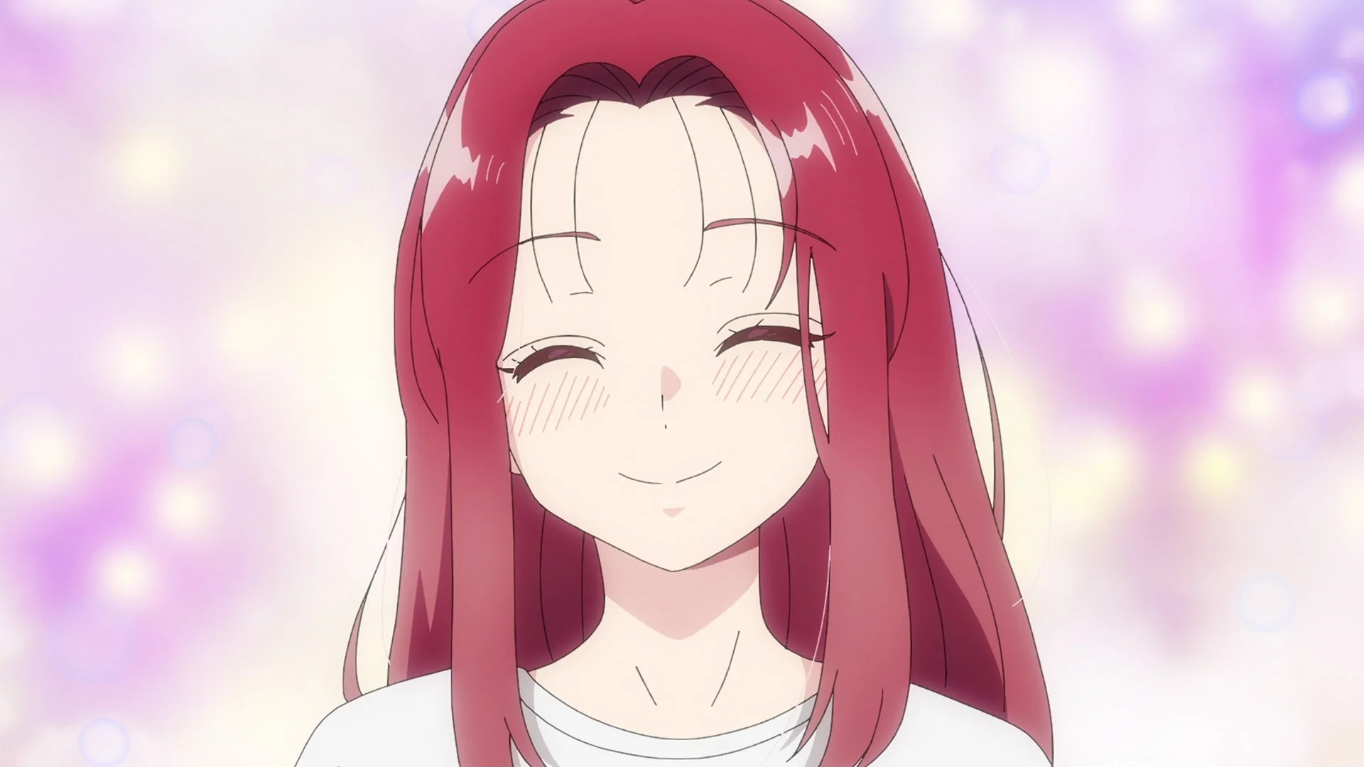 赤髪の女性が幸せそうに微笑む