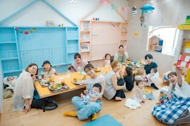 親子カフェで談笑する母親と子供たち