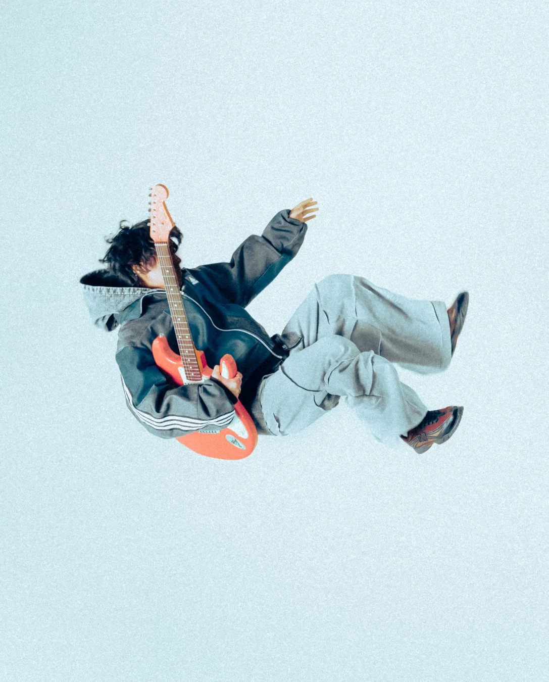 赤いエレキギターを抱え浮遊するLavt