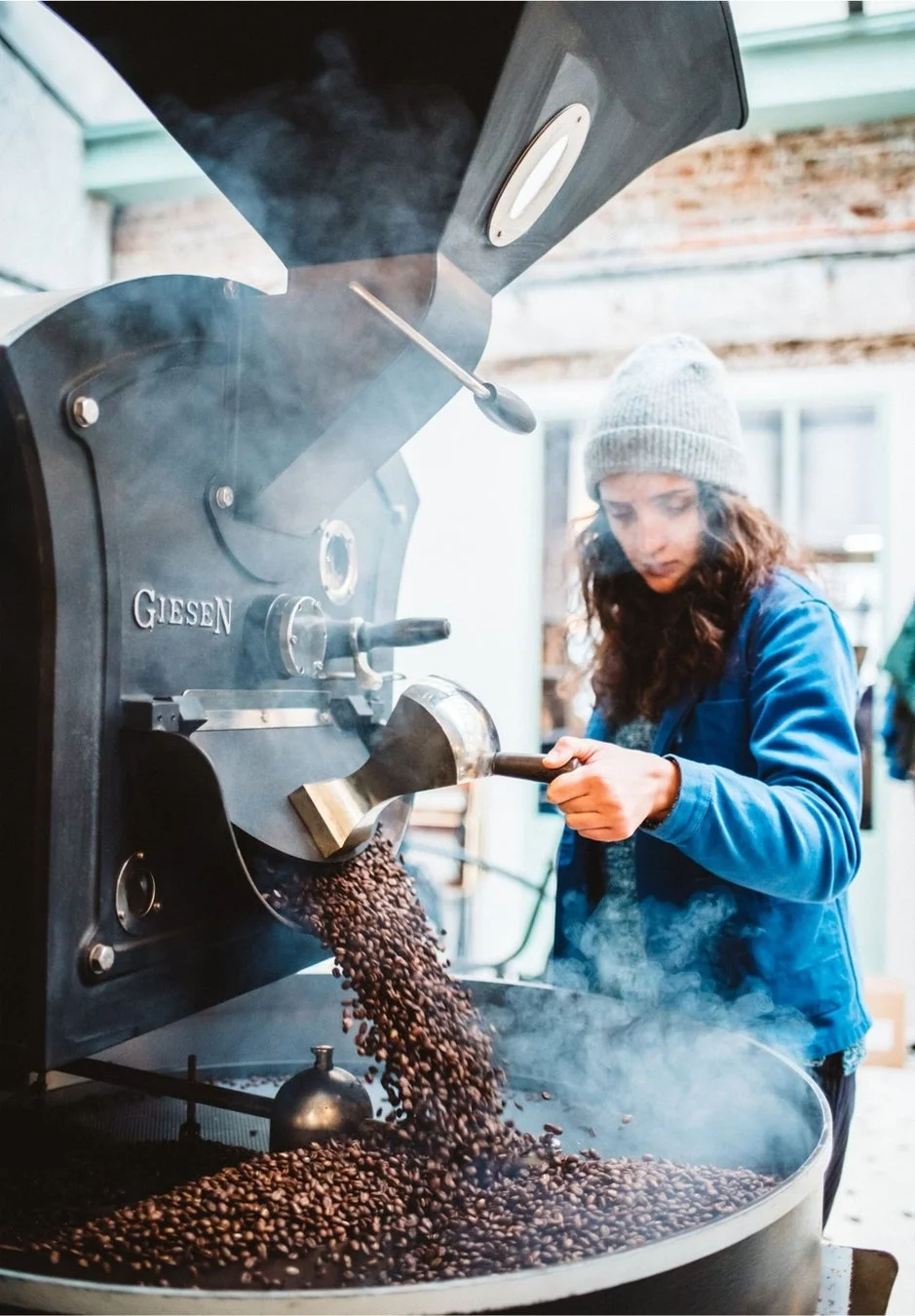 焙煎機からコーヒー豆が排出されている様子