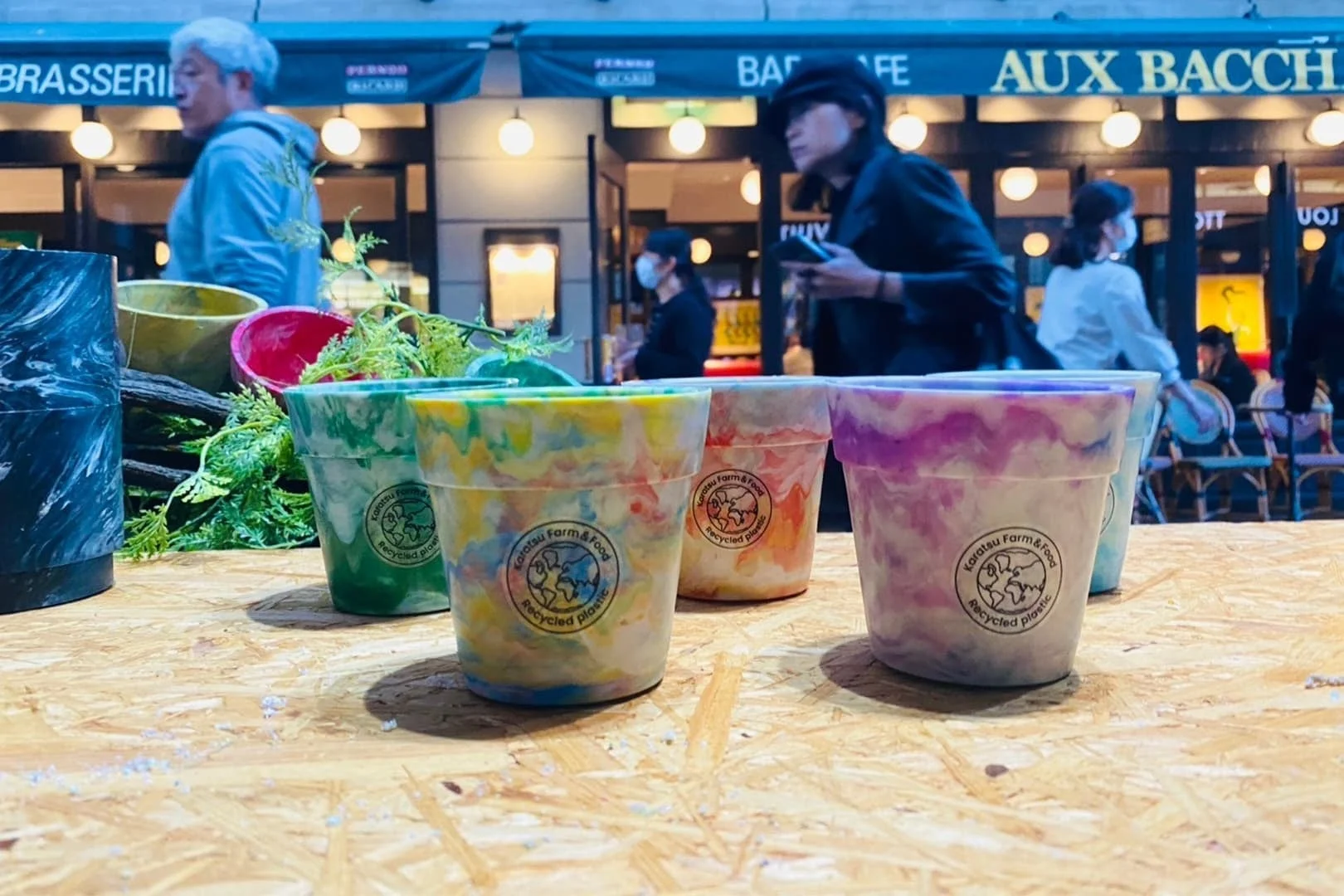 カラフルなリサイクルプラスチック製の植木鉢が展示されている様子