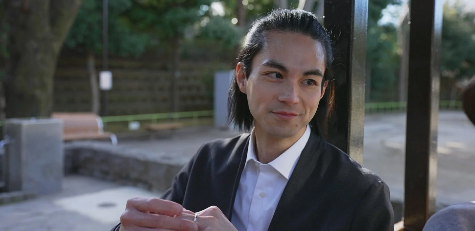 指輪を手に笑顔を見せる男性