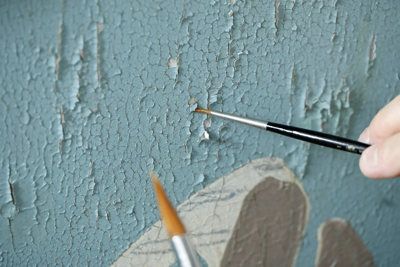 壁画のひび割れを修復する様子