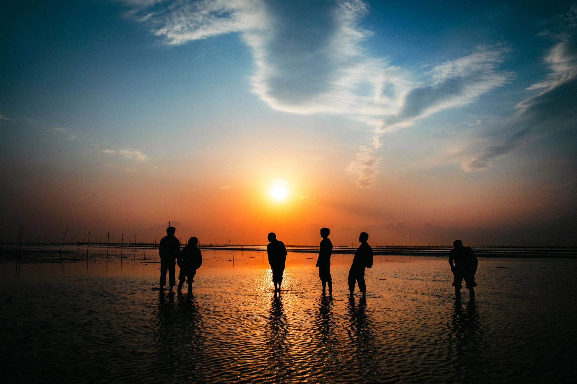 夕暮れの海岸に立つGENERATIONS