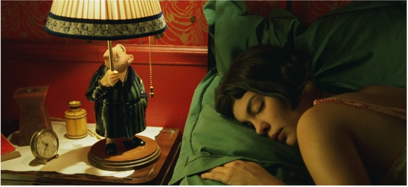 映画『アメリ』の一場面を思わせる寝室の様子