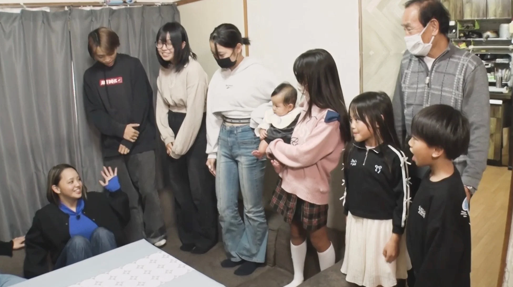 多世代の家族が集まっている様子