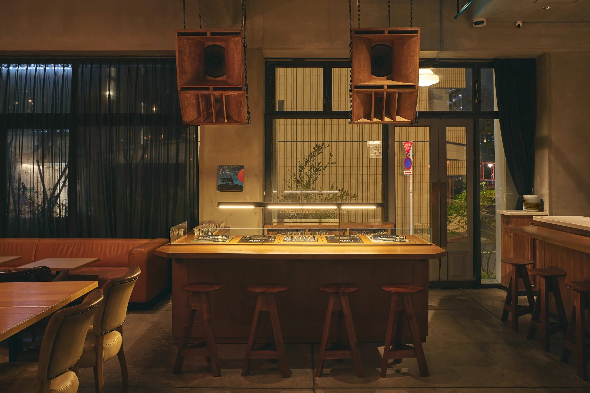 RIVERSIDE CLUBのバー内装