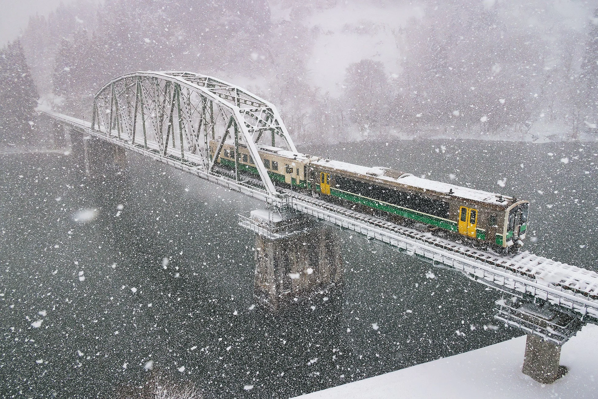 雪の中の鉄橋を渡る列車