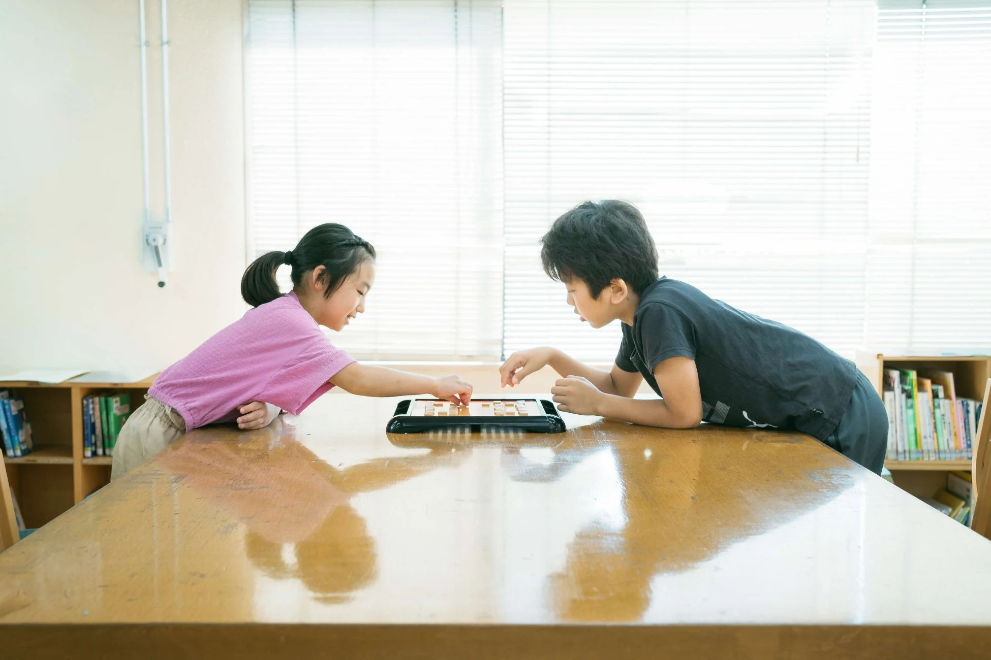 ボードゲームで遊ぶ子供たち