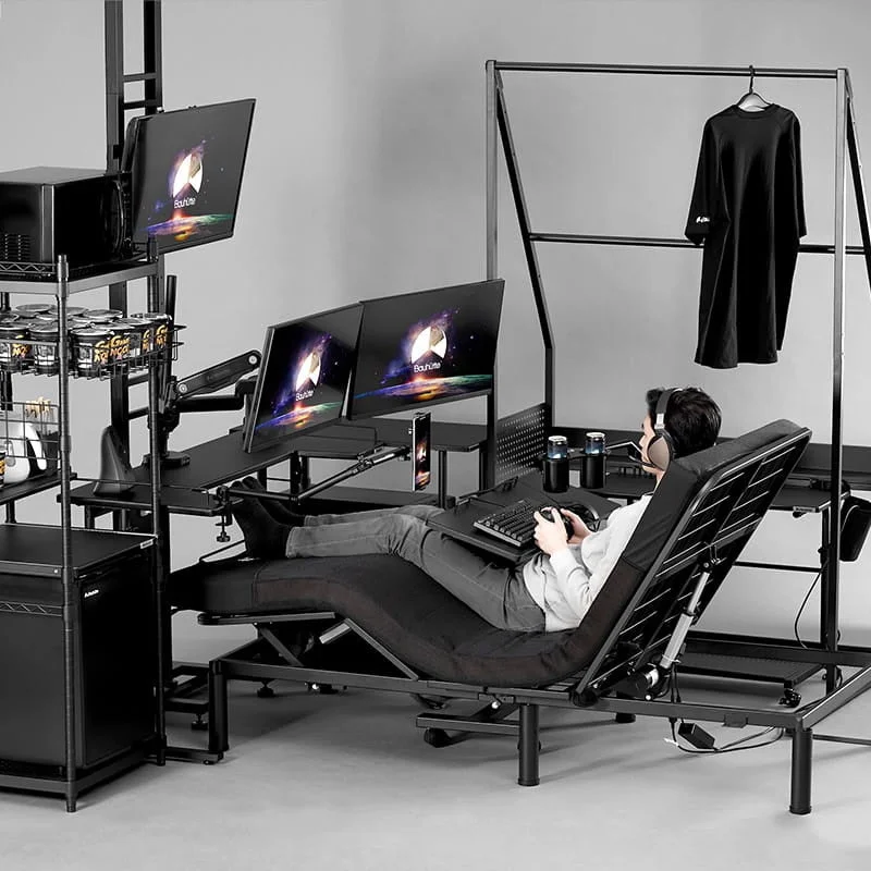 リクライニングチェアでゲームする男性