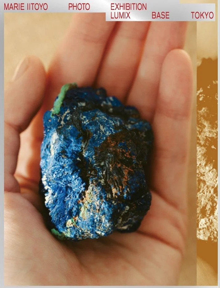 青い鉱物を持つ手と写真展告知