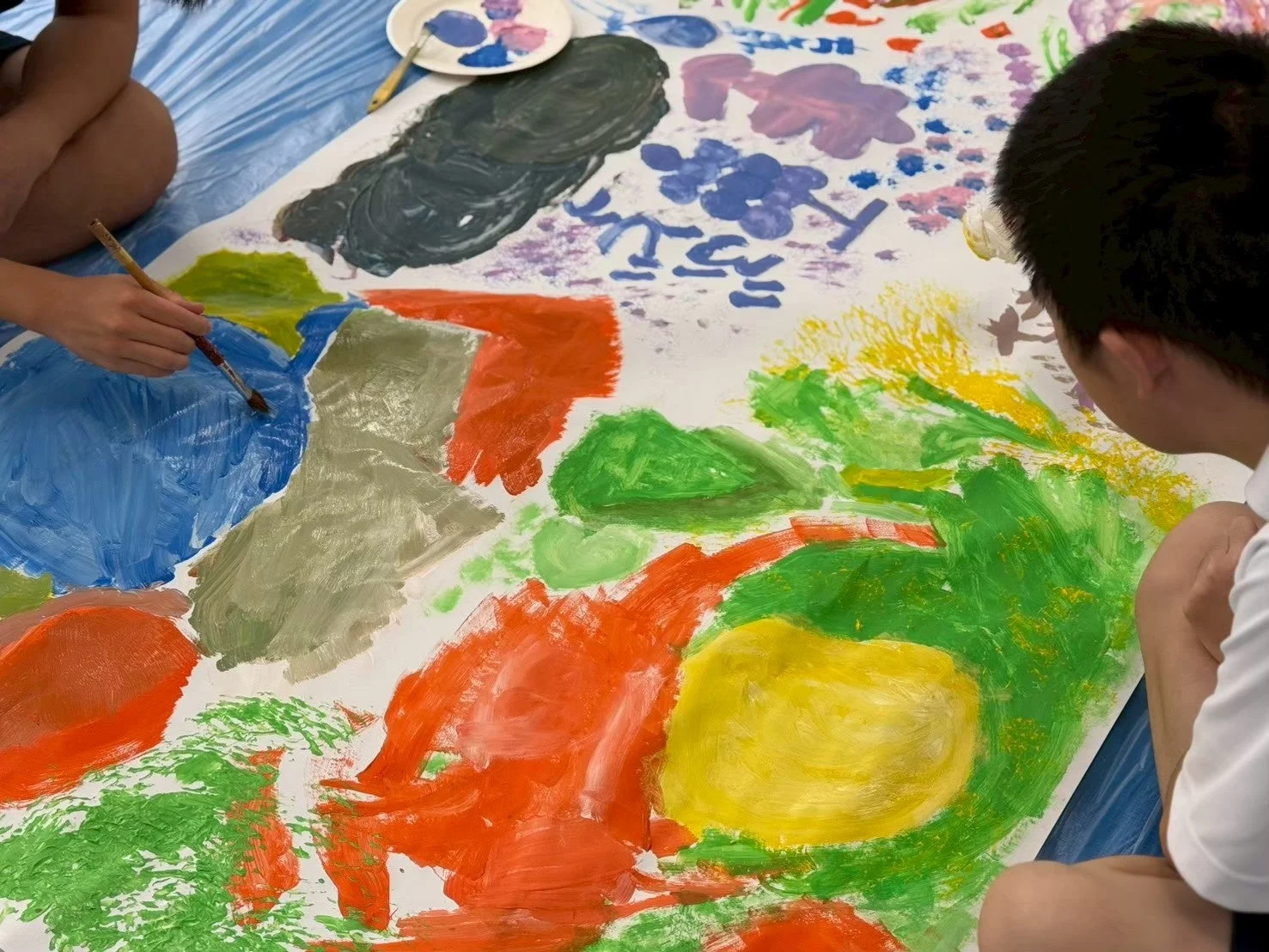 子どもたちが共同で絵を描いている様子