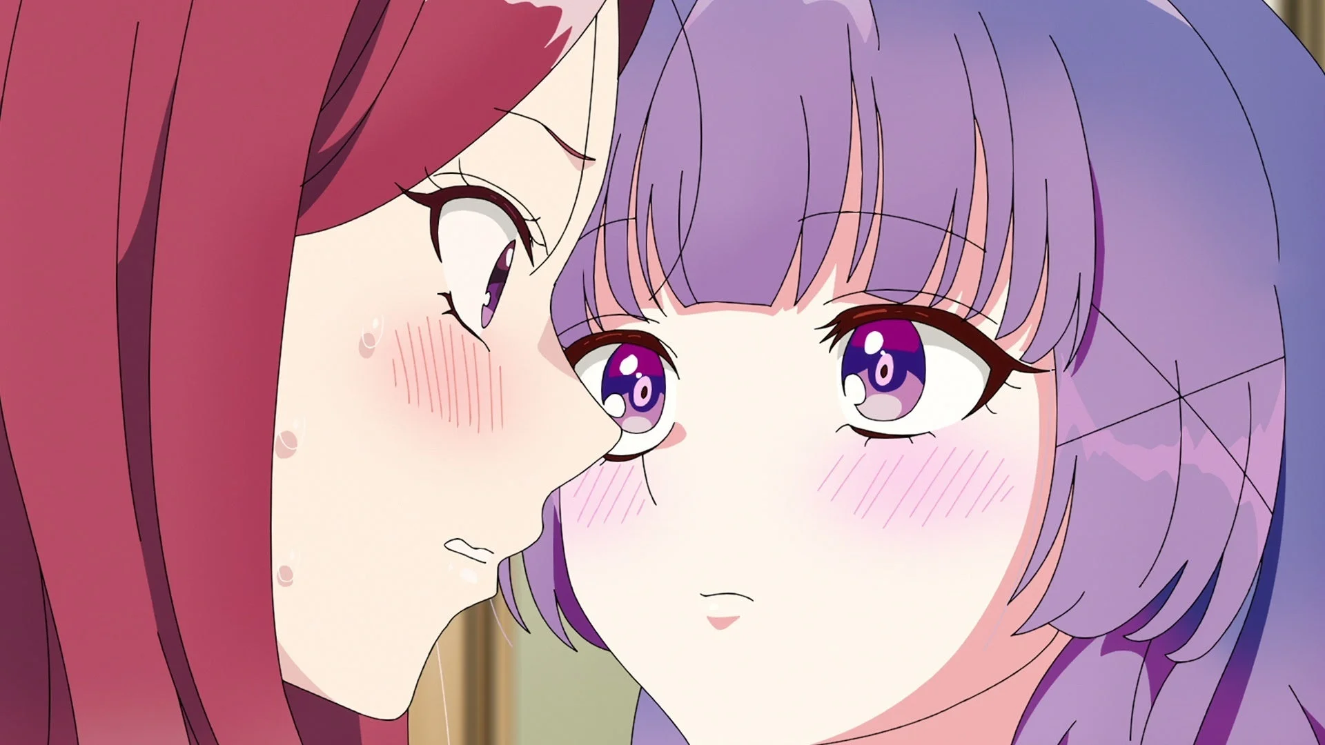 赤髪と紫髪の女性が顔を近づける