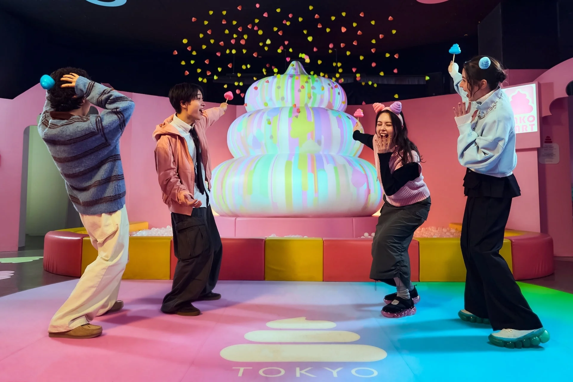 ウンコ・ボルケーノを楽しむ若者たち